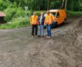 Bild: Schuierer/exb
Oberbürgermeister Andreas Feller (Mitte), Bauhofleiter Michael Übel (rechts) sowie Jürgen Liebl vom städtischen Bauhof informieren sich auch in Wöllmannsbach über die Folgen, die die starken Regenfälle am vergangenen Wochenende verursacht haben.
