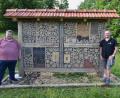 Bild: no
Albert Ehras (rechts) zeigt Bürgermeister Dieter Dehling (links) das Insektenhotel auf dem Kuhberg.