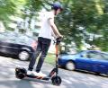 Symbolbild: Roland Weihrauch/dpa
Die Besitzerin eines E-Scooters bekommt nun Ärger, nachdem ein 12-Jähriger auf dem unversicherten Roller von der Polizei erwischt wurde.
