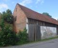Bild: fz
Von der Straßenseite sieht der Stadl in Pirk noch passabel aus.