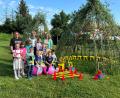 Bild: Kinderhaus St. Barbara/exb
Anja Kellerman (stellvertretende Kinderhausleitung), Anja Schmidt (2. Vorsitzende Elternbeirat), Stefanie Tanner (1. Vorsitzende Elternbeirat) freuen sich mit den Kindern über die neuen Spielsachen (von links).
