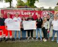 Bild: Thomas Breundl
Der Fanclub Leiky`s Parkstein übergibt jeweils eine Spende über 200 Euro an die Helfer vor Ort und den SV Parkstein.