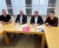 Bild: Marko Pammer/exb
Das Bild zeigt Eduard Maier, Berater Breitbandtechnik und Planung bei der Breitbandberatung Bayern GmbH, Enrico Delfino, Kommunalberater Glasfaser bei der Telekom, Altendorfs Bürgermeister Markus Schiesl und den stellvertretenden Verwaltungsleiter der VG Nabburg bei der Unterzeichnung