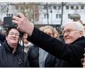 Archivbild: Friso Gentsch
Selfie mit Staatschef: Bundespräsident Frank-Walter Steinmeier auf seiner letzten Station von "Ortszeit Deutschland" im März in Espelkamp (Nordrhein-Westfalen). Auch in Weiden soll es Begegnungen mit Bürgern geben.