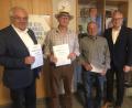 Bild: mma
Bürgermeister Bernhard Lindner (rechts) gratuliert den langjährigen CSU-Mitgliedern Werner Koller, Alfons Mertel und Thomas Dotzler sen.(von links).