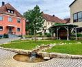 Bild: Krones
Im Zuge der Dorferneuerung ist der Dorfplatz in Großschönbrunn neu gestaltet worden.
