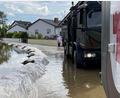 Bild: Bundeswehr/Timo Ochsenmeyer
Mit dem Unimog sind auch die schwer zugänglichen Bereiche der Flutgebiete erreichbar, um Personen aus ihren Häusern zu retten.