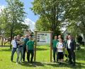 Bild: Stefanie Gradl
Vertreter des Obst- und Gartenbauvereins Sigl und des Imkervereins geben zusammen mit Bürgermeister Hans-Martin Schertl (rechts) und einigen Stadträten den Startschuss für die Umsetzung des Projekts Naturerlebniswiese am Spielplatz in Axtheid-Berg.