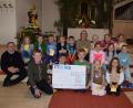 Bild: swo
Nach der Schülermesse überreichen die Kommunionkinder aus den Pfarreien Ursulapoppenricht und Gebenbach zusammen mit Pfarrvikar Christian Preitschaft (links) eine Spende von 630 Euro an Petra Waldhauser (Mitte) von der Selbsthilfegruppe krebskranker Kinder Amberg-Sulzbach.