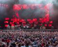 Bild: Daniel Vogl/dpa
Besucher und Fans sehen sich den Auftritt der Foo Fighters beim Abschluss des Open-Air-Festivals Rock im Park 2023 an. Unter den Festivalbesuchern sind auch immer mehr Ältere.