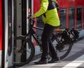 Symbolbild: Bernd Diekjobst/dpa
Um ein reibungsloses und schnelles Ein- und Aussteigen zu gewährleisten, sollten sich Fahrgäste mit Fahrrädern auf mehrere Fahrradabteile auf dem Bahnsteig verteilen.