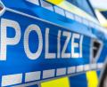 Symbolbild: David Inderlied/dpa
Wegen des Verdachts der sexuellen Belästigung ermittelt die Polizei gegen einen unbekannten Mann, der in Teublitz eine 30-Jährige auf die Wange geküsst haben soll.