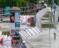 Bild: Peter Kneffel/dpa
Mitarbeiter der Wasserwacht kontrollieren die provisorischen Schutzwände an der Donau.