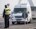 Bild: Bundespolizei
Bundespolizisten kontrollieren stichprobenartig Reise- und Kleinbusse an den Grenzen.