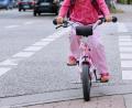 Symbolbild: Mascha Brichta/dpa
Wenn Kinder mit dem Rad zur Schule fahren, rät der Experte zur hellen Kleidung.