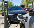 Archivbild: Petra Hartl
Eine Ladestation am Schießstätteweg in Amberg. Die Begeisterung für E-Autos hat zuletzt eher wieder abgenommen.
