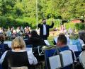 Bild: prh
Bürgermeister Sebastian Giering dirigiert die Stadtkapelle beim Bayerischen Defiliermarsch bei der ersten Sommer-Serenade, die die Neustädter Musikschule mit verschiedenen Ensembles gestaltete.