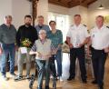 Bild: prh
Neustadts ältester Bürger Heinrich Bierl feiert seinen 102. Geburtstag. Dazu gratulieren Sohn Heinz, Bürgermeister Sebastian Giering, Sohn Reinhard, Schwiegertochter Irene sowie Georg Ziegler und Alexander Wächter (von links) für die VPI Weiden.