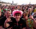 Bild: Thomas Frey/dpa
Fans beim Auftritt derRockband „Queen s of the Stone Age“ beim Open-Air-Festival „Rock am Ring“.