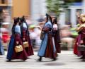 Bild: Tobias Köhler/dpa/Archivbild
Eine Gruppe Trachtlerinnen nimmt am Umzug des Deutschen Trachtenfests 2022 teil.