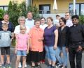 Bild: frd
Neben ihrer Familie sind an ihrem 85. Geburtstag zu Theresia Eckl (Sechste von links) auch Kaplan Chinna Dola (rechts) und Bürgermeister Norbert Eckl (Fünfter von links) zum Gratulieren gekommen.