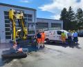 Bild: Gemeinde Teunz/exb
Schlüsselübergabe in Teunz: Bagger und Fahrzeug für den gemeindlichen Fuhrpark.