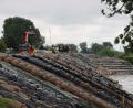 Bild: Markus Zechbauer/Zema Medien/dpa
Helfer bauen einen Deich gegen das Hochwasser in Niederalteich im niederbayerischen Landkreis Deggendorf.