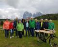 Bild: Andrea Zinnecker/exb
Ein Teil der Wanderfreunde-Reisegruppe auf der Seiseralm, vor Plattkofel und Langkofel.