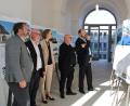 Bild: prh
Landrat Andreas Meier, Architekt Peter Brückner, Kreisbaumeisterin Katharina Sauer-Ertl, der ehemalige Schulleiter des Neustädter Gymnasiums Dr. Anton Hochberger und der aktuelle Schulleiter Francisco Garcia (von rechts) besichtigen die Wanderausstellung mit Bauprojekten, die vom BDA mit dem Regionalpreis Niederbayern-Oberpfalz 2024 ausgezeichnet wurden.
