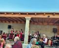 Bild: Schottenhaml
Ein abwechslungsreiches Programm präsentierte die Störnsteiner Blasmusik unter der Leitung von Gerhard Träger (links) den Besuchern der Serenade im Innenhof der Kulturscheune.