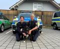 Bild: PI Neutraubling
Laura Fehr und Veronika Weck kümmerten sich gut um den herrenlosen schwarzen Staffordshire Terrier