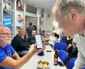 Bild: Gabi Schönberger
Nicht nur auf dem Handy des AfD-Manns sieht alles danach aus, dass Manfred Schiller (rechts) demnächst in den Bundestag nachrückt.