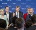 Bild: Peter Kneffel
Angelika Niebler (l-r), Vorsitzende der CSU-Europagruppe, Christian Doleschal, CSU-Mitglied des Europäischen Parlaments, Markus Söder, CSU-Vorsitzender, Monika Hohlmeier, CSU-Abgeordnete im Europäischen Parlament, und Manfred Weber, Vorsitzender der Europäischen Volkspartei, auf der CSU-Wahlparty in der Parteizentrale der CSU nach den ersten Ergebnissen.