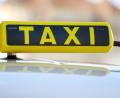 Symbolbild: Jan Woitas/dpa
Ein langsam rückwärts rollendes Taxi hat in Hersbruck einen Mann leicht verletzt, der eigentlich darin mitfahren wollte.
