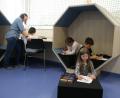 Bild: sne
Für bestimmte Aufgaben dürfen Schüler die Lernecken mit den Waben und Tischen nutzen. Lehrerin Stefanie Friedrich prüft hin und wieder den Fortschritt.