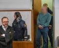 Bild: Daniel Vogl/dpa
Der Angeklagte (r) wird in den Gerichtssaal geführt.