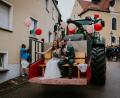 Bild: Franziska Farr/exb
Nach dem Jawort in der Spitalkirche ließen sich Julian und Sabrina Pilhofer von einem Freund auf dessen Fendt-Traktor nach Großenfalz chauffieren.