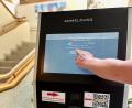 Bild: Gabi Schönberger
Mithilfe von Online-Terminen und Terminals im Rathaus-Atrium sollen die Wartezeiten im Rathaus für Bürger verkürzt werden.