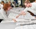 Bild: Petra Hartl
Auszählung der Stimmen zur Europawahl im Wahlbezirk 3, Hochschule Amberg-Weiden. Wegen der übergroßen Stimmzettel wurde viel Platz gebraucht.
