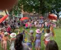 Bild: tok
Mit bunten Bändern, Tanz und Gesang erfreuen die Kinder in Wurz die Besucher.
