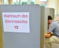 Symbolbild: Petra Hartl
Ein Mann füllt in einem Wahllokal in Sulzbach-Rosenberg seinen Stimmzettel aus.