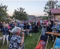 Bild: eib
Mitklatschen und Mitsingen: Ramona Fink (vorne mit Mikro) begeistert zusammen mit Andrea Bibel, Michael Deiml und Toby Mayerl in ihrer Gospel Group die vielen Gäste im Cariatsgarten. Eine gelungene Premiere der neuen Schönseer Musikbühne.