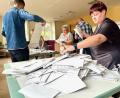 Bild: Gabi Schönberger
Die Wahlhelfer im Maria-Seltmann-Haus hatten bei der Auszählung alle Hände voll zu tun.