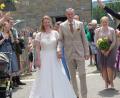 Bild: sl
Das Brautpaar Elisabeth Rupprecht und Thomas Bodensteiner verlässt nach der Trauung die Kirche.