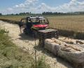 Bild: Adrian Schönwald/exb
Ein hoch geländegängiges UTV (Utility-All-Terrain-Vehicle) leistet bei Deichsicherungsmaßnahmen gute Dienste. Das Fahrzeug ist ideal zum Transport von Sandsäcken.
