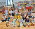 Bild: dü
Die Kindergartenkinder mit Erzieherinnen und Büchereileiter Georg Dürr