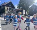 Bild: Sophia Goldner/fph
Mit ihren blauen Warnwesten üben die Kinder des Kindergartens St. Elisabeth die Ampel-Überquerung.