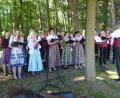 Bild: bk
Geradezu euphorisch harmonieren Schützen- und Kirchenchor unter schattenspendenden Bäumen. Der Schützenchor Seugast feierte sein 50-jähriges Bestehen.