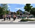 Bild: kki
Auf dem Dorfplatz startete der Festzug aus der Flossenbürger Blaskapelle, den Kindern und Erzieherinnen der Tagesstätte und den Fahnenabordnungen und Gästen Richtung Kirche.