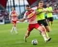 Bild: Daniel Löb/dpa
Auch gegen Jahn-Akteur Rasim Bulic (links) könnten die Kicker des FC OVI_Teunz auflaufen.